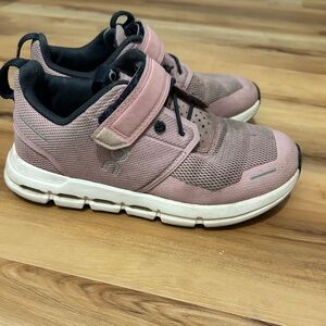 On kids cloud play running sneaker